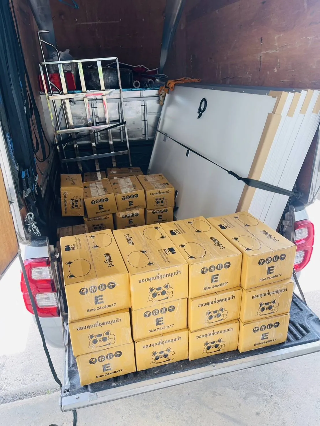 รถกระบะส่งสินค้าบรรจุกล่อง